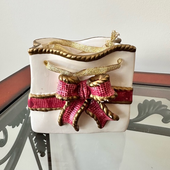 K’s Collection Ceramic Gift Bag Wrapped W/ Red & Gold Trim Ribbon & Gold Ribbon - Picture 1 of 9